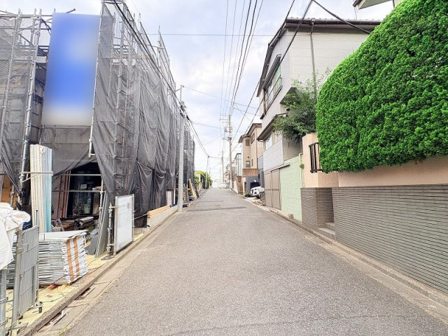 【前面道路含む現地写真】 | 練馬区東大泉2丁目　新築一戸建住宅　全2棟　（保谷店） | 公園も近く緑豊かな住宅地でのびのびとした暮らしを実現。