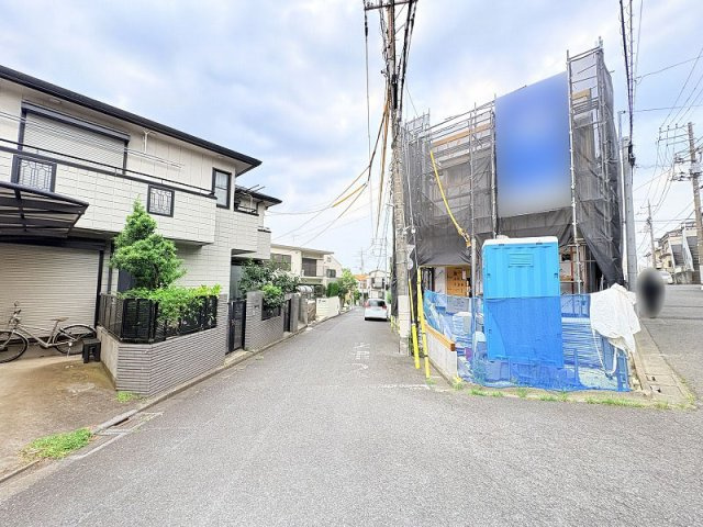 【前面道路含む現地写真】 | 練馬区東大泉2丁目　新築一戸建住宅　全2棟　（保谷店） | 前面道路は5ｍ以上の幅があり開放的です。