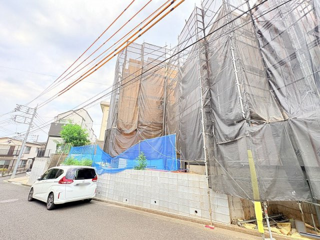 【外観】 | 練馬区東大泉2丁目　新築一戸建住宅　全2棟　（保谷店） | 徒歩5分の「リヴィンオズ大泉店」は食料品店、ホームセンター、生活雑貨店、衣料品店、家電量販店などが入りお買い物に大変便利。
