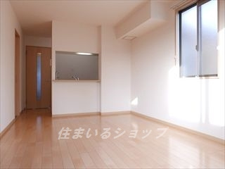 広島市安佐北区可部７丁目のアパートの居間・リビング|人気の対面キッチン
