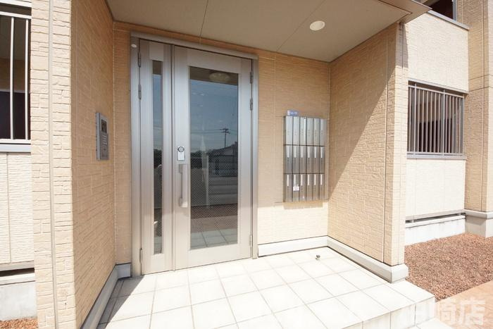 柏崎市田中のアパートのエントランス