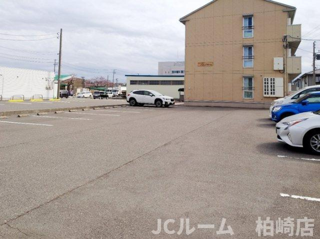 柏崎市田中のアパートの駐車場