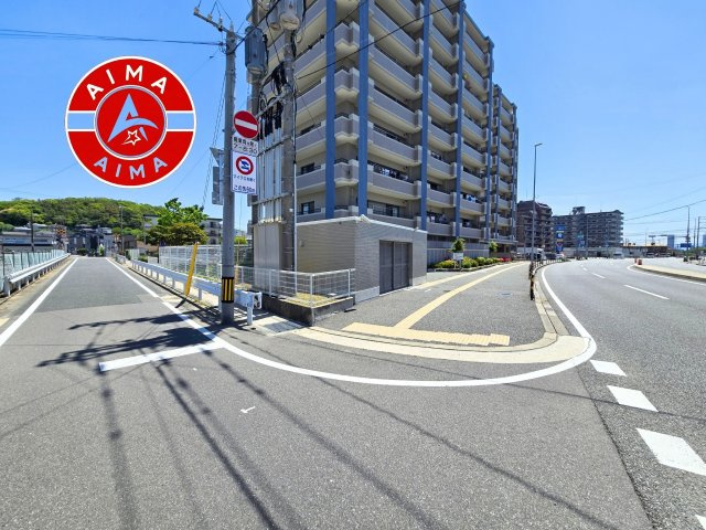 アムール和白駅の外観|前面道路含む現地写真です。
