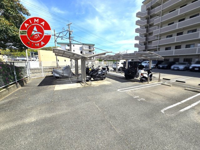 アムール和白駅の駐輪場|屋根付きのバイク置場で、バイクを雨から守れます。