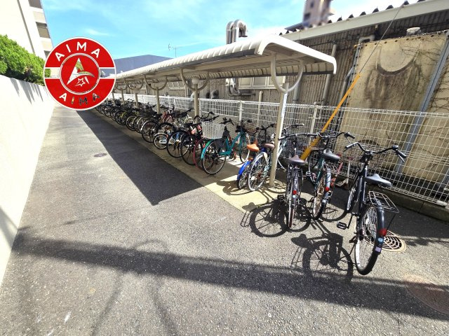 アムール和白駅の駐輪場|屋根付きの駐輪場です。
