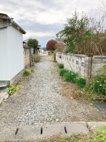 嘉麻市鴨生　土地の外観|南東側の道路の様子です！（幅員：約2.77ｍ）