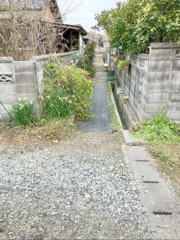 嘉麻市鴨生　土地の外観|北東側の道路の様子です！（幅員：約2.2ｍ）