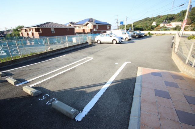 サンハイツ北六甲弐番館の駐車場|駐車場があるので、車を買う予定の方も安心です