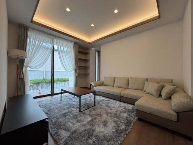 橿原市東坊城町　新築(全7区画）7号地 モデルハウスの居間・リビング|カーテン付き!(^^)!