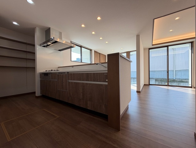 橿原市東坊城町　新築(全7区画）7号地 モデルハウスのキッチン|タカラスタンダードキッチン♪キャビネットの底板がホーロー♪お手入れ簡単なレンジフード♪