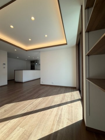 橿原市東坊城町　新築(全7区画）7号地 モデルハウスの居間・リビング|収納スペースもしっかりありますよ!(^^)!