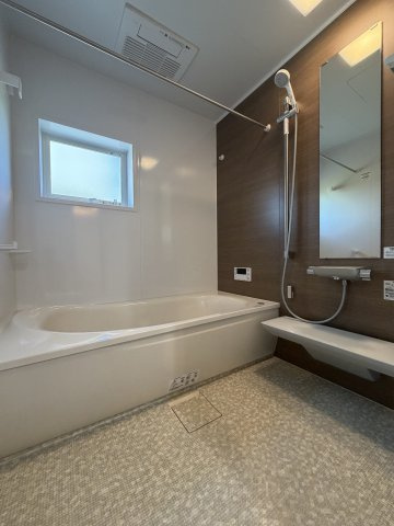 橿原市東坊城町　新築(全7区画）6号地 モデルハウスの浴室|滑りにくい、冷たくない、お掃除しやすい、『ほっカラリ床』のお風呂♪
