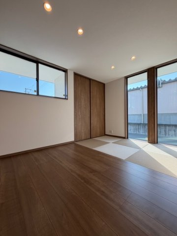 橿原市東坊城町　新築(全7区画）7号地 モデルハウスの居間・リビング|和室があるとお子様の遊びスペースやお昼寝スペースに嬉しいですね!(^^)!