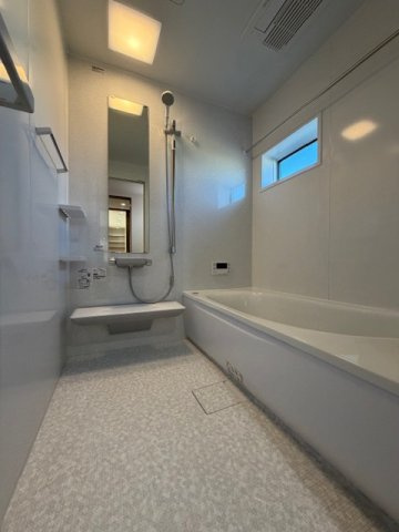 橿原市東坊城町　新築(全7区画）7号地 モデルハウスの浴室|滑りにくい、冷たくない、お掃除しやすい、『ほっカラリ床』のお風呂♪