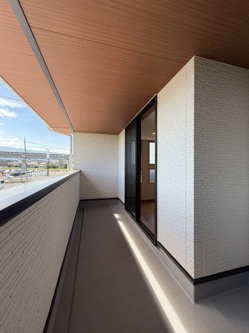 橿原市東坊城町　新築(全7区画）2号地 モデルハウスのバルコニー|バルコニー♪　軒天が木目調でとってもお洒落です(^^)/
