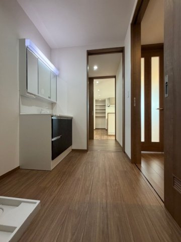 橿原市東坊城町　新築(全7区画）7号地 モデルハウスの洗面所|広々洗面室♪洗面室横にはファミリークロークが♪朝のバタバタ時間にゆとりがうまれる動線設計♪