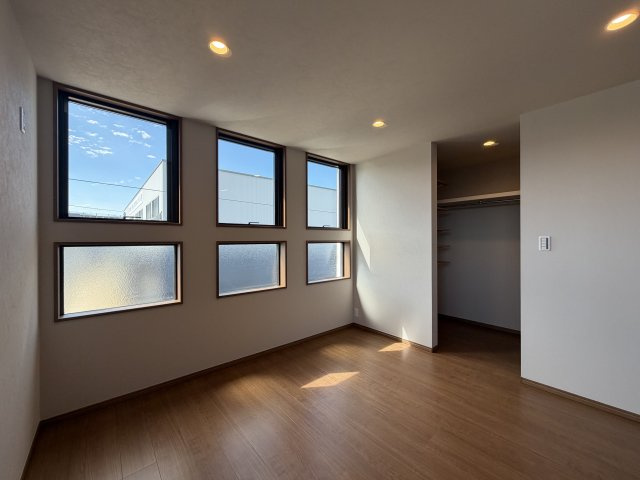 橿原市東坊城町　新築(全7区画）6号地 モデルハウスの洋室|2階洋室♪　棚板は可動棚なのでお好きな位置に調節することができ収納力を向上させられます(^^)/