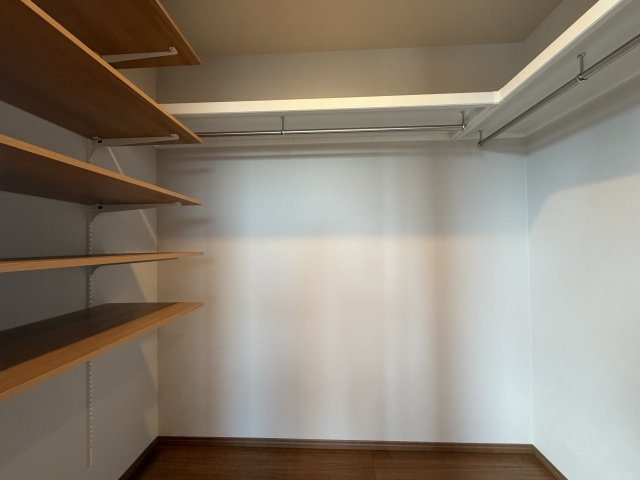 橿原市東坊城町　新築(全7区画）7号地 モデルハウスの洗面所|広々洗面室♪洗面室横にはファミリークロークが♪朝のバタバタ時間にゆとりがうまれる動線設計♪