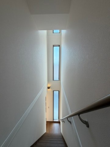 橿原市東坊城町　新築(全7区画）7号地 モデルハウスの内装|縦長の窓から明るく自然光が差し込みます(^^)/