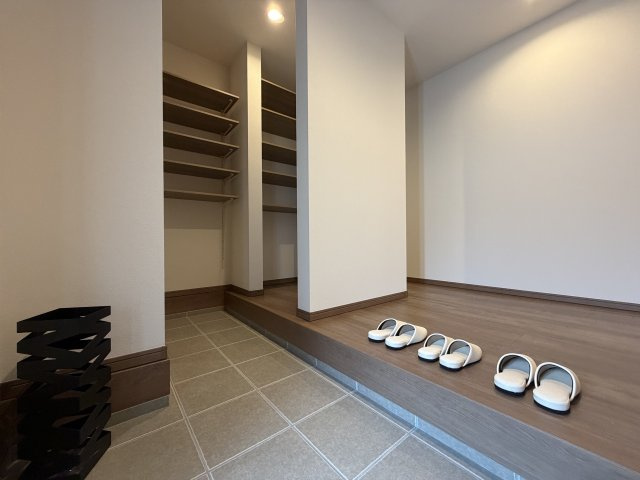 橿原市東坊城町　新築(全7区画）7号地 モデルハウスの玄関|シューズクローク♪上着もかけれます♪