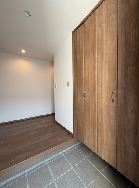 橿原市東坊城町　新築(全7区画）7号地 モデルハウスの玄関|玄関横の収納スペースはデッドスペースになりがちな階段下を有効活用♪