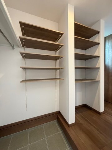 橿原市東坊城町　新築(全7区画）7号地 モデルハウスの収納|棚板は可動棚なのでお好きな位置に調節することができ収納力を向上させられます(^^)/