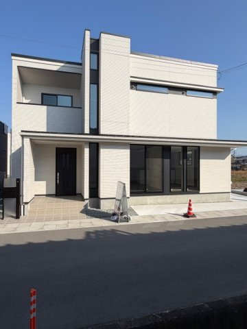 橿原市東坊城町　新築(全7区画）7号地 モデルハウスの外観|ホワイトの外壁にブラックの窓枠が映える上品なコントラスト♪