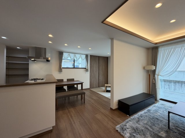 橿原市東坊城町　新築(全7区画）7号地 モデルハウスの居間・リビング|お料理しながら家族を見渡せます!(^^)!