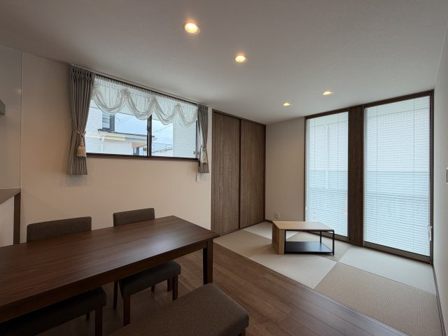 橿原市東坊城町　新築(全7区画）7号地 モデルハウスの居間・リビング|和室があるとお子様の遊びスペースやお昼寝スペースに嬉しいですね!(^^)!
