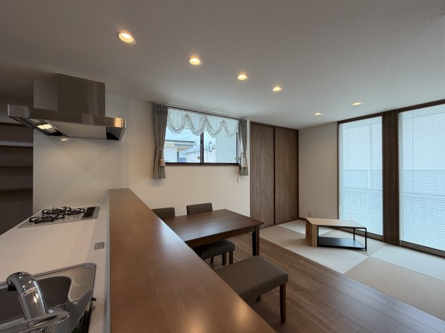 橿原市東坊城町　新築(全7区画）7号地 モデルハウスの居間・リビング|リビング続きに和室があり、ちょっとした休憩スペースに(^^)/