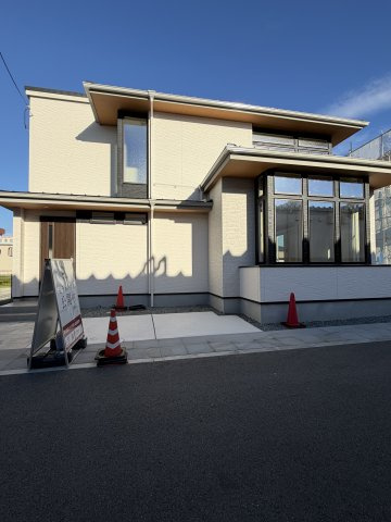 橿原市東坊城町　新築(全7区画）7号地 モデルハウスの居間・リビング|収納スペースもしっかりありますよ!(^^)!