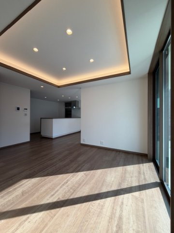 橿原市東坊城町　新築(全7区画）7号地 モデルハウスの居間・リビング|間接照明と折り上げ天井が解放感をアップさせてくれます!(^^)!