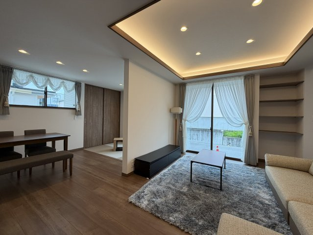 橿原市東坊城町　新築(全7区画）7号地 モデルハウスの居間・リビング|お洒落なカーテンがつきました!(^^)!