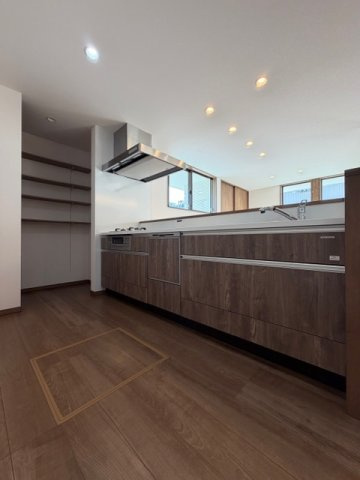 橿原市東坊城町　新築(全7区画）7号地 モデルハウスのキッチン|キッチン横には嬉しいパントリーが♪