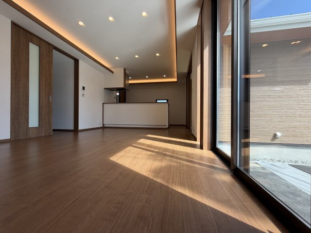 橿原市東坊城町　新築(全7区画）2号地 モデルハウスの居間・リビング|大きな窓から自然光が差し込み明るいリビング!(^^)!