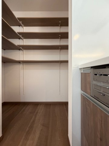 橿原市東坊城町　新築(全7区画）7号地 モデルハウスの収納|食品も日用品もまとめて収納できるパントリー付き♪