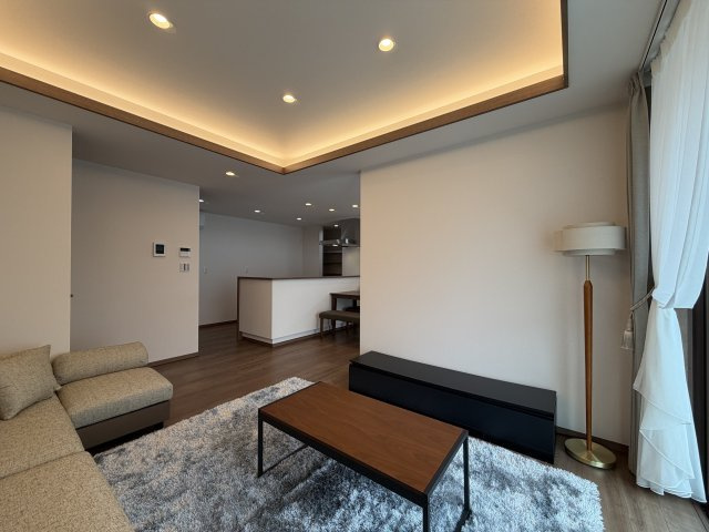 橿原市東坊城町　新築(全7区画）7号地 モデルハウスの居間・リビング|折り上げ天井と間接照明が生み出すホテルライクなリビング♪