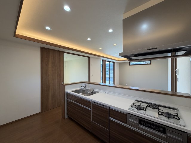 橿原市東坊城町　新築(全7区画）2号地 モデルハウスの居間・リビング|間接照明と折り上げ天井が解放感をアップさせてくれます!(^^)!