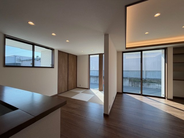 橿原市東坊城町　新築(全7区画）7号地 モデルハウスの居間・リビング|お料理しながら家族を見渡せます!(^^)!