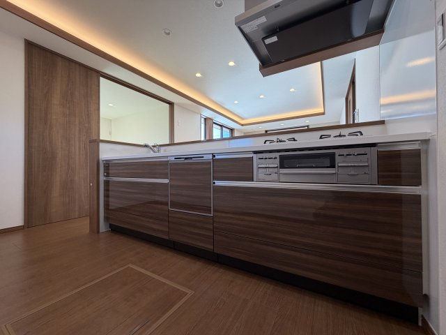 橿原市東坊城町　新築(全7区画）2号地 モデルハウスのキッチン|タカラスタンダードキッチン♪キャビネットの底板がホーロー♪お手入れ簡単なレンジフード♪