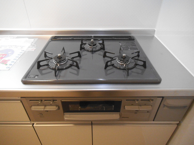 アスティアのキッチン|キッチンは3口コンロで調理も楽々ですね！
