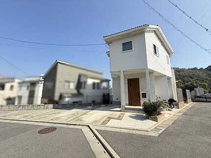 田方1丁目中古戸建（築浅）の前面道路含む現地写真