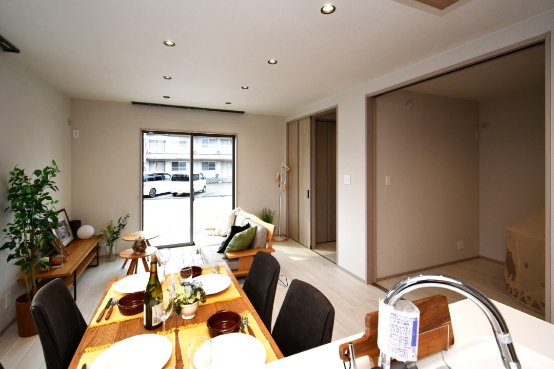 高知市鴨部⑨　新築一戸建ての居間・リビング|※施行事例です。実際とは異なります