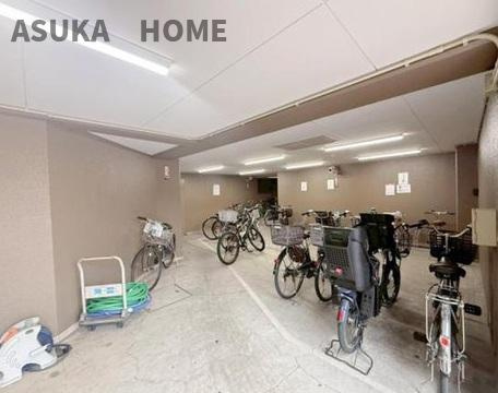 コスモ上大岡サニーウイングA棟の駐輪場|屋内にある駐輪場は天気が悪い日でも快適に使えますね。