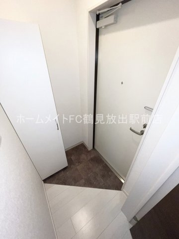 大阪市鶴見区今津中１丁目のハイツの玄関