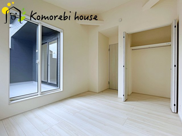 上尾市上　12期　新築一戸建て　ブルーミングガーデン　01の寝室|広くて明るい寝室
