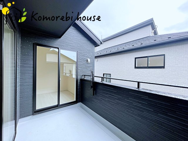 上尾市上　12期　新築一戸建て　ブルーミングガーデン　01のバルコニー|外からの目が気にならないバルコニーで洗濯物が干せます
