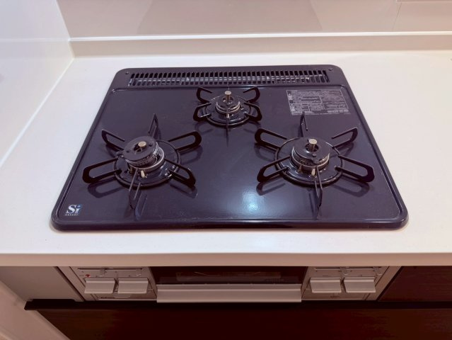【キッチン】 | 板橋区小豆沢４丁目　新築戸建て　A号棟 | 【C号棟】同時調理が可能な三口コンロで効率よく家事をサポート