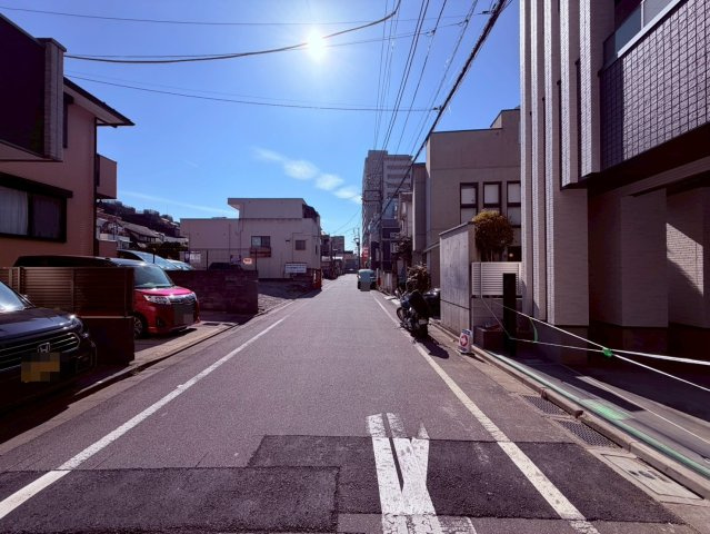 【前面道路含む現地写真】 | 板橋区小豆沢４丁目　新築戸建て　A号棟 | 生活関連施設が近くに揃い、穏やかな暮らしを育むエリアです
