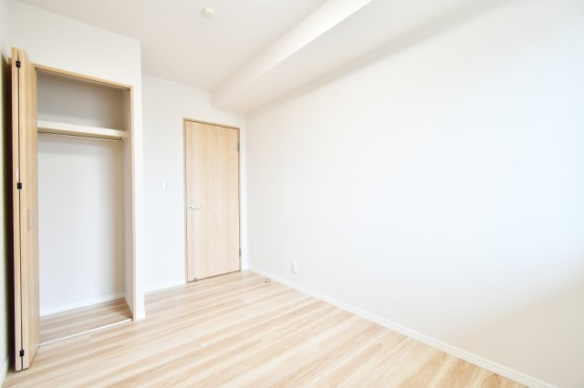 ハイホーム春日部ブロードタウンの洋室|洋室④5.0帖：クローゼットは各部屋に備わっておりますので、家族それぞれで洋服収納をすることも可能です。また、上下セパレートになっているため衣替えもしやすく、ハンガーパイプで家事時短にも◎！